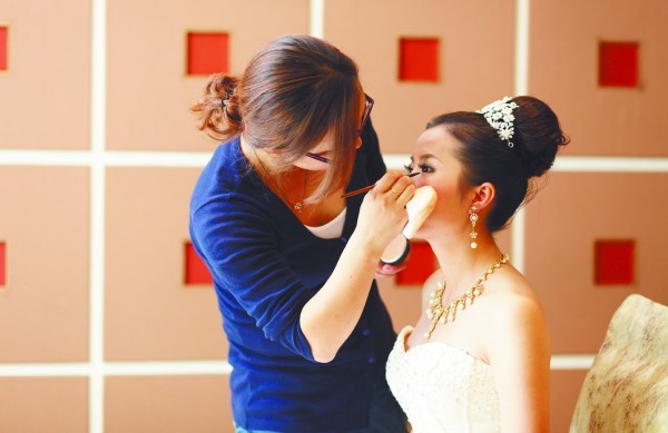 婚礼跟妆_准新娘必学教程：婚礼新娘化妆流程及跟妆内容
